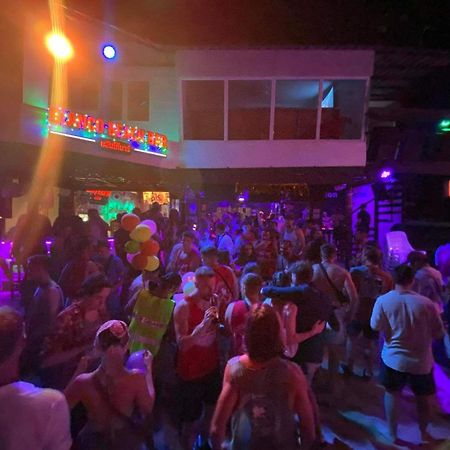 Blanco Beach Bar Hostel Phi Phi-øyene Eksteriør bilde